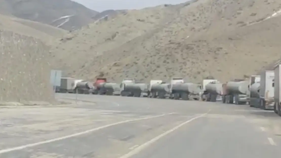 İran sınırında tır kuyruğu 15 kilometreyi buldu