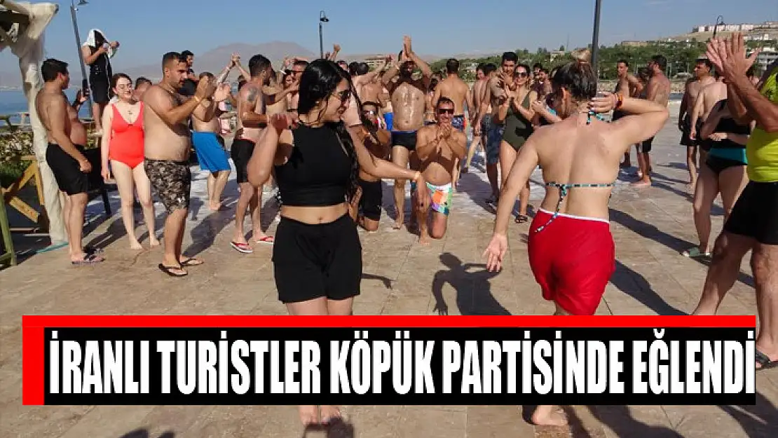 İranlı turistler köpük partisinde eğlendi