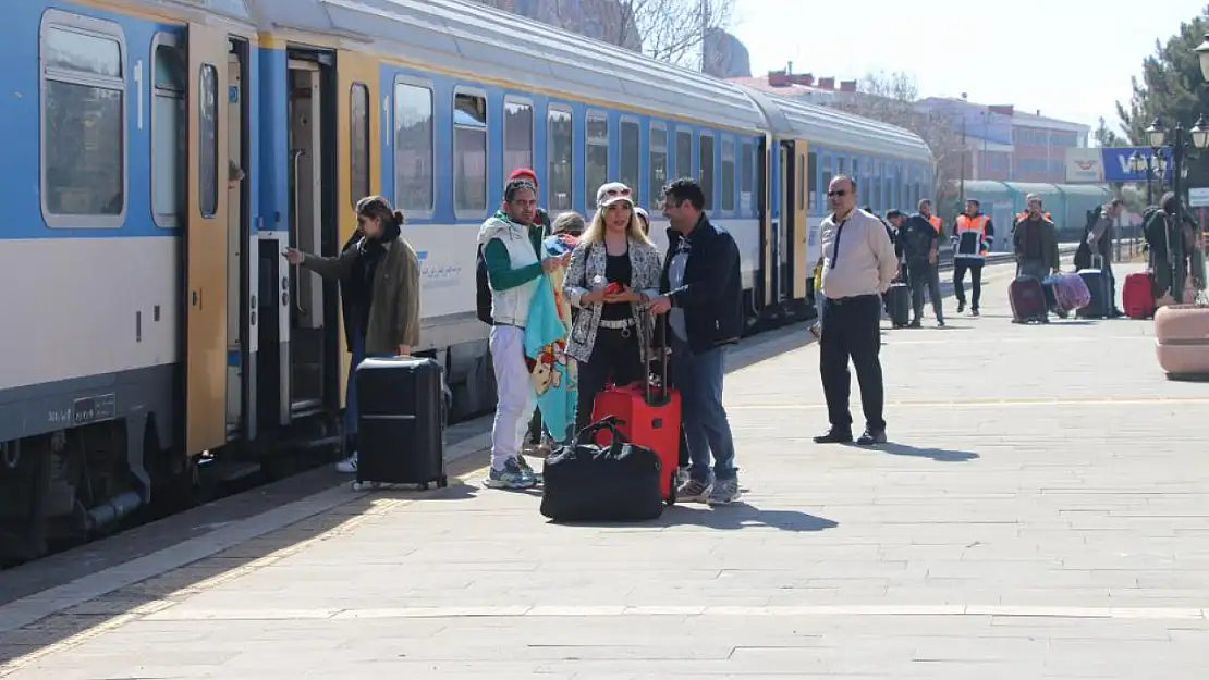 İranlı turistler nevruz için Tahran-Van trenini tercih etti