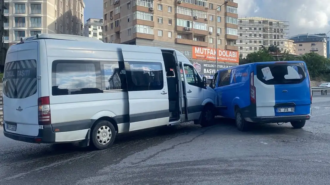 İşçi servisi ile kargo midibüsü çarpıştı: 4 yaralı