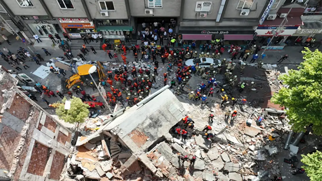 İstanbul'da çöken binada bir kişinin cansız bedeni çıkarıldı