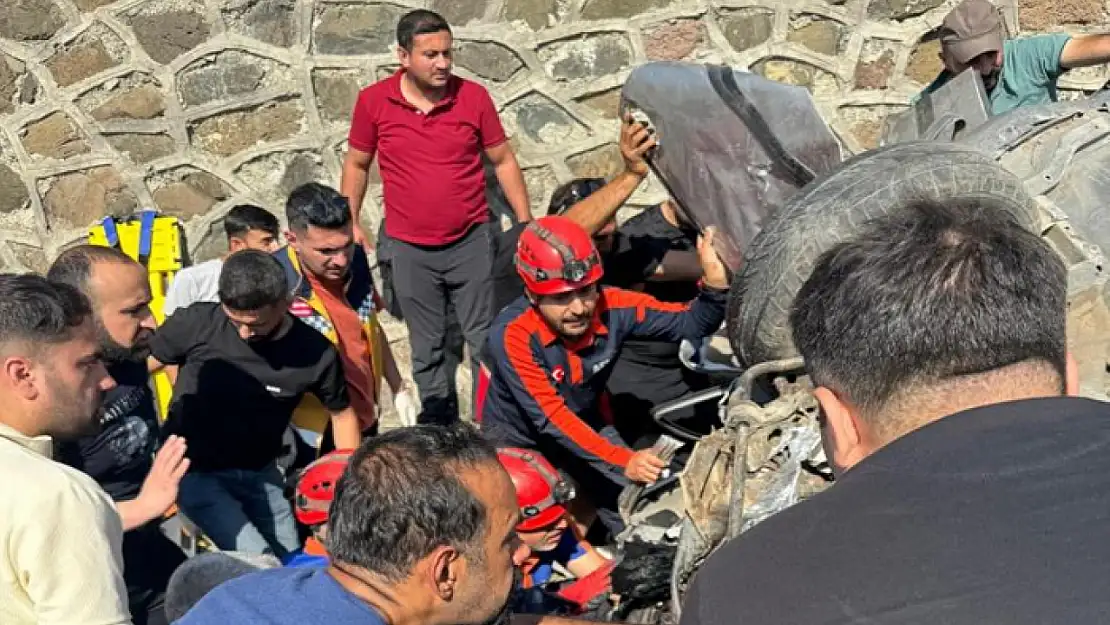 İstinat duvarına çarpan araçta sıkışan 2 kişi kurtarıldı