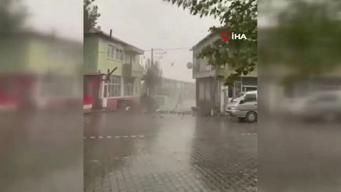 İzmir'de yaşanan şiddetli yağış ve hortum hayatı olumsuz etkiledi