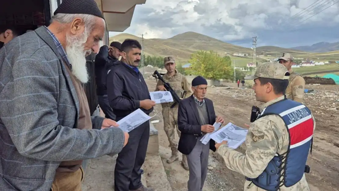 Jandarma köylerde dolandırıcılık konusunda vatandaşları bilgilendiriyor