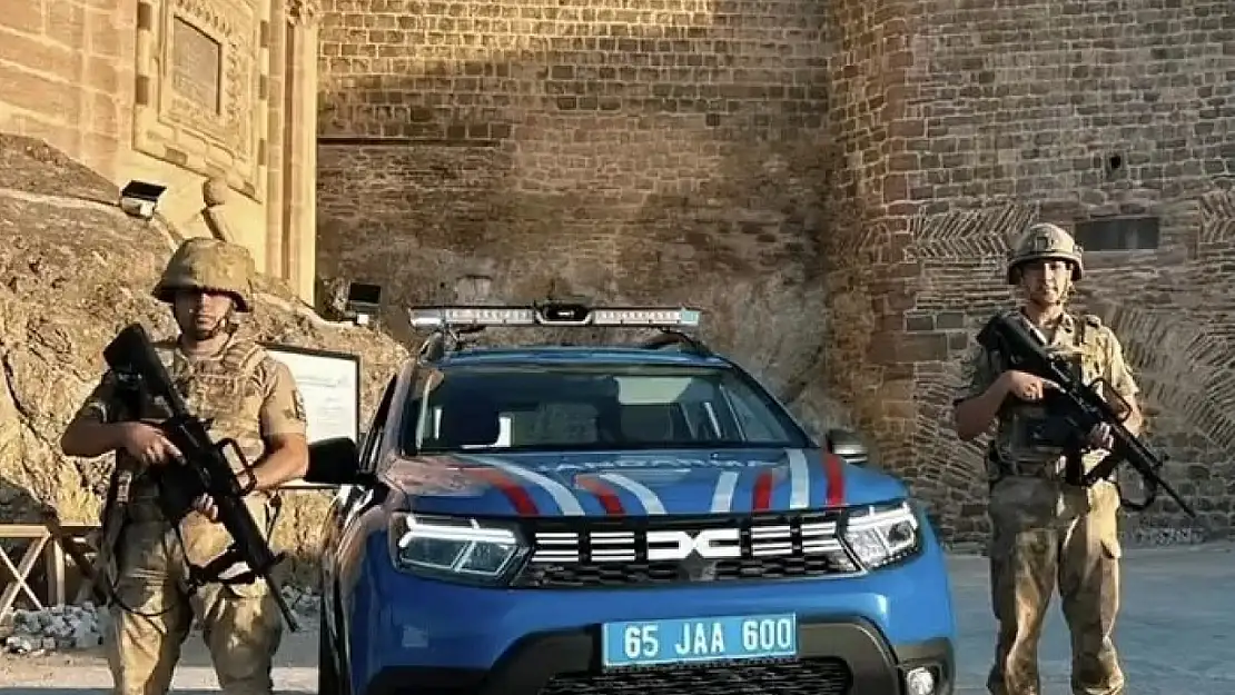Jandarma tarihi Hoşap Kalesi'nde devriyede