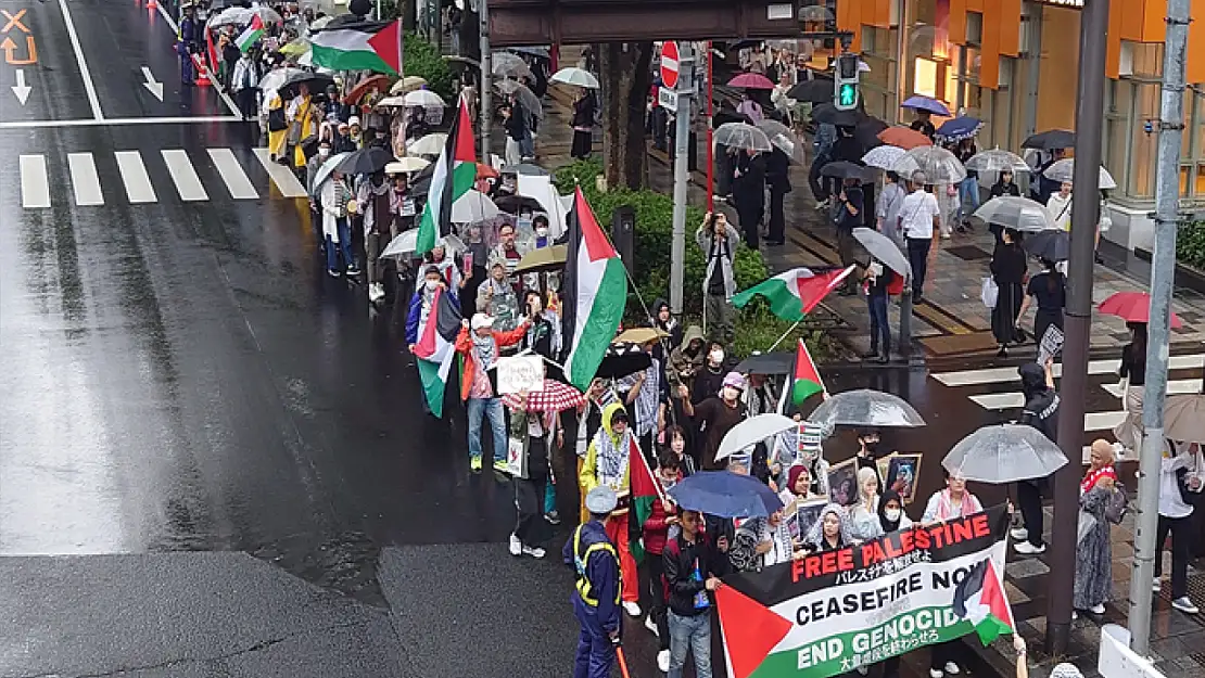 Japonya'da İsrail'in Gazze'deki katliamına karşı protesto yürüyüşü