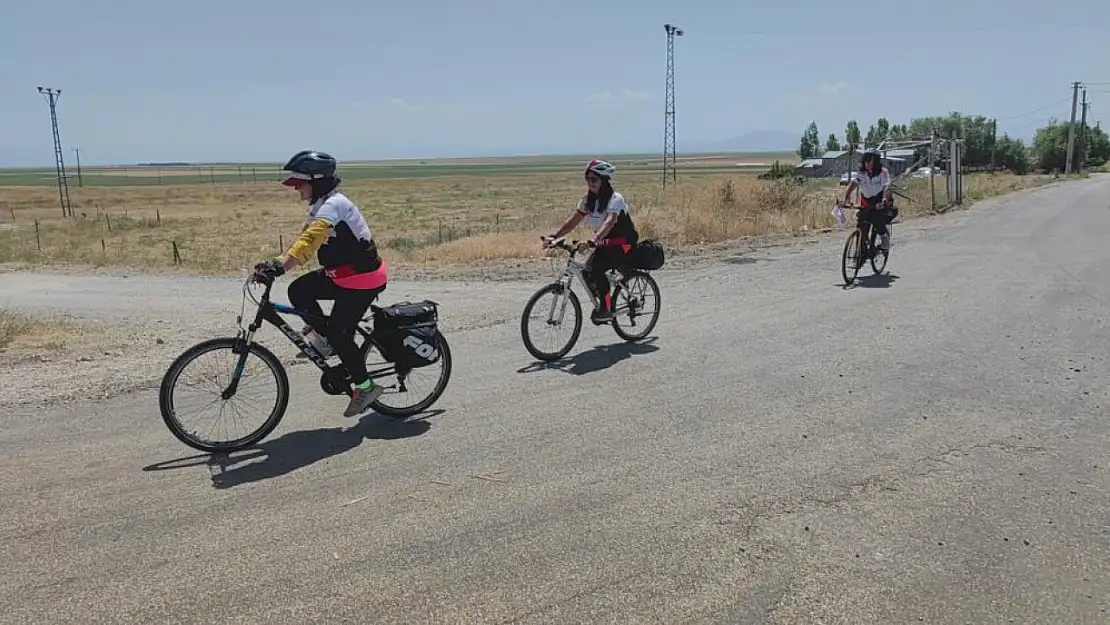 Kadın bisikletçiler, kuraklığa dikkat çekmek için Van Gölü'nün etrafında pedal çevirdi