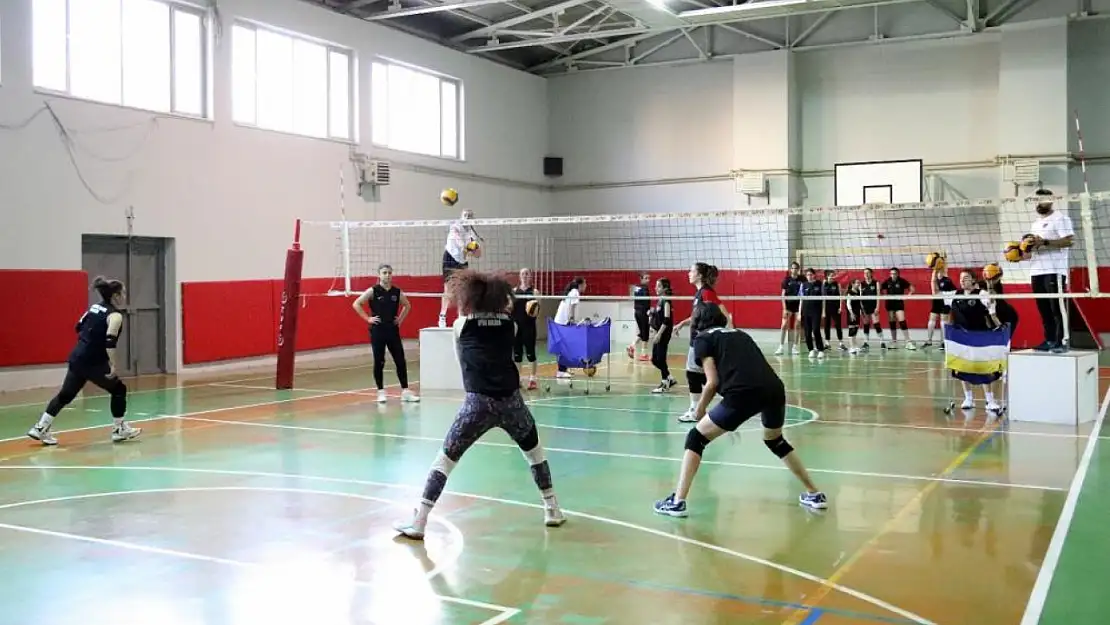 Kadın voleybol takımı hazırlıklara başladı