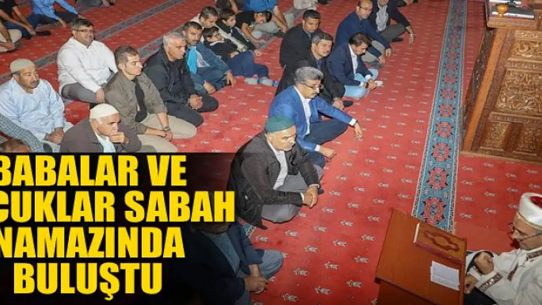 Babalar ve çocuklar sabah namazında buluştu