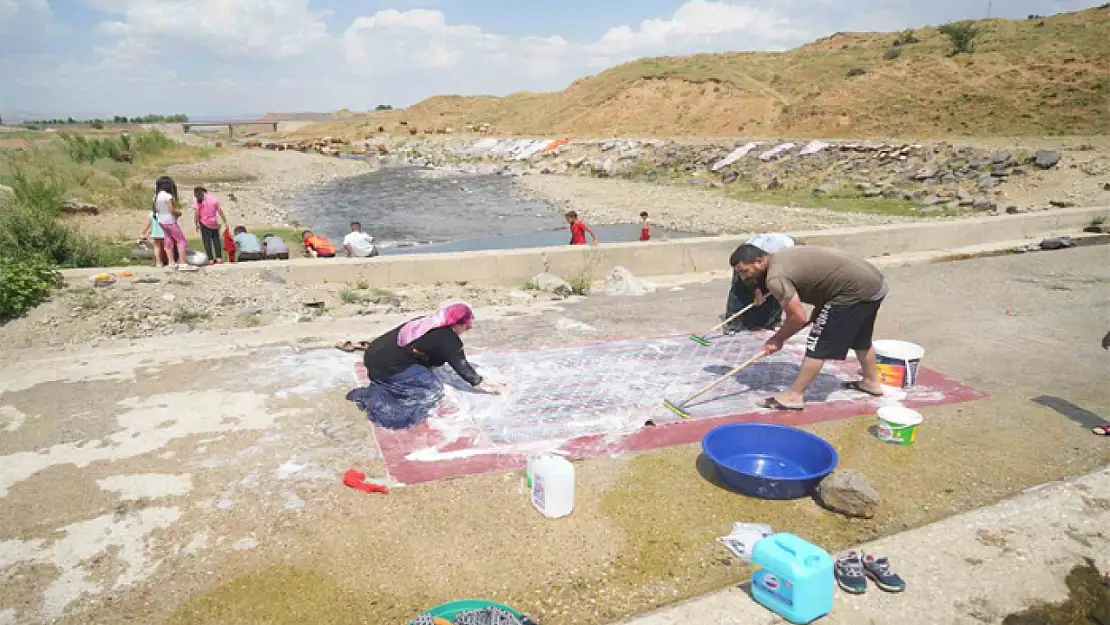 Kadınlar halı yıkadı, çocuklar yüzdü