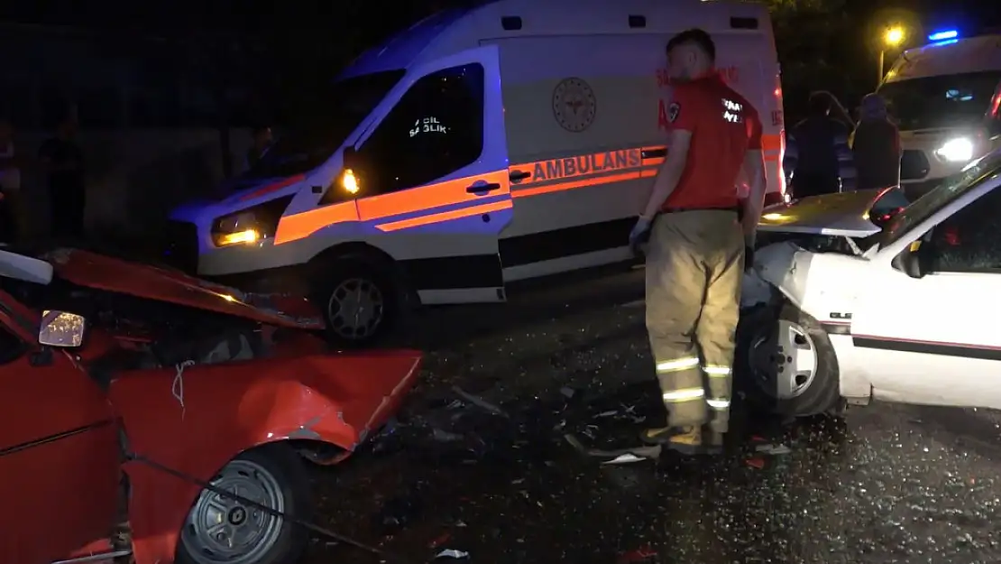 Kafa kafaya çarpışan iki otomobil hurdaya döndü: 3 ağır yaralı