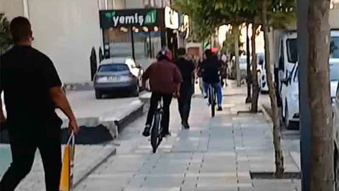 Kaldırımlar bisiklet ve motosikletlilerin işgali altında