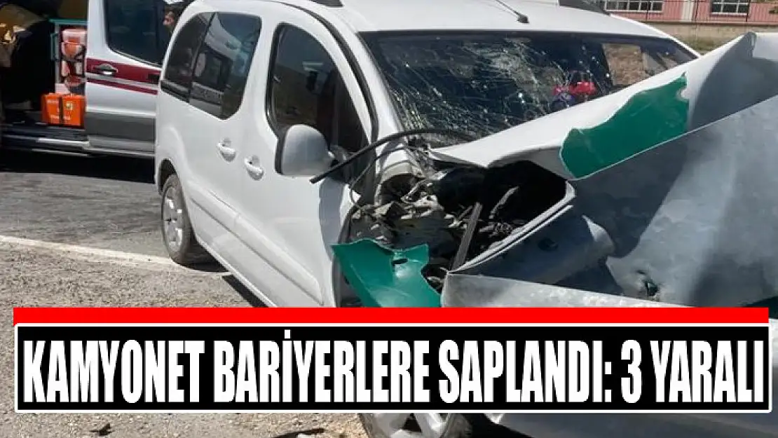 Kamyonet bariyerlere saplandı: 3 yaralı