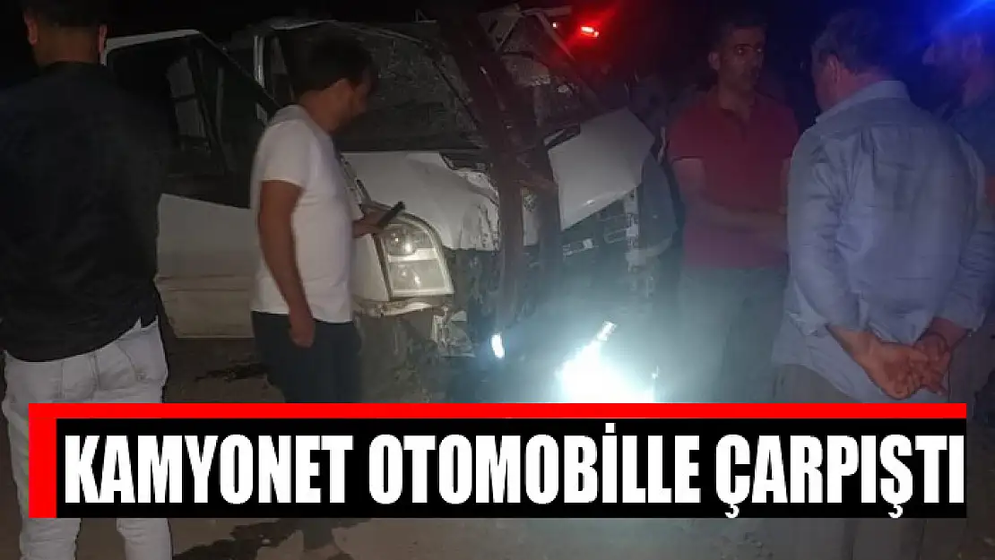 Kamyonet otomobille çarpıştı