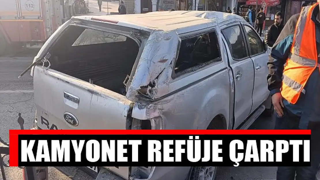 Kamyonet refüje çarptı