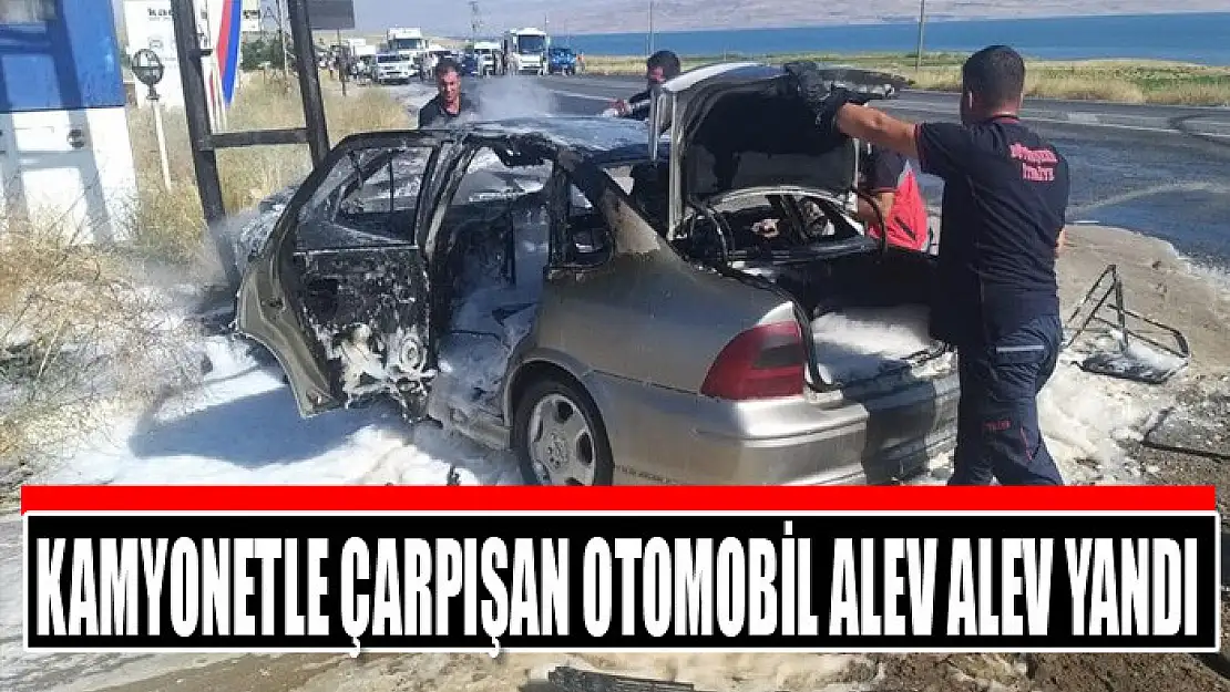 Kamyonetle çarpışan otomobil alev alev yandı