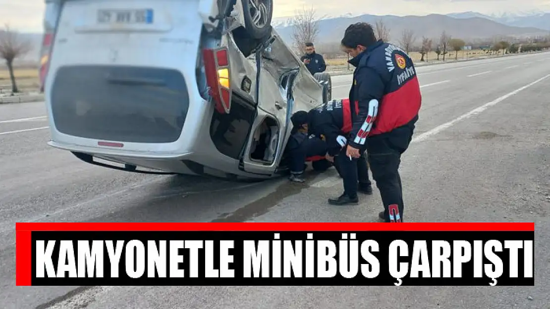 Kamyonetle minibüs çarpıştı