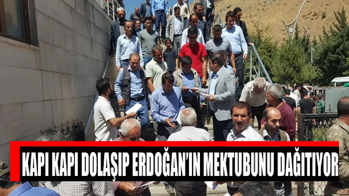 Kapı kapı dolaşıp Cumhurbaşkanı Erdoğan'ın mektubunu dağıtıyor