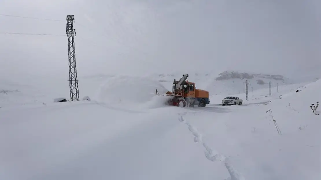 Kar ve tipi nedeniyle kapanan köy yolları ulaşıma açıldı