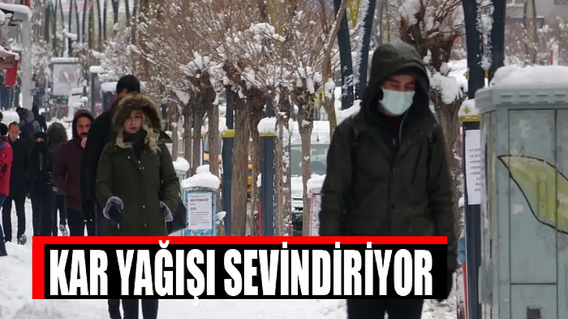 Kar yağışı sevindiriyor