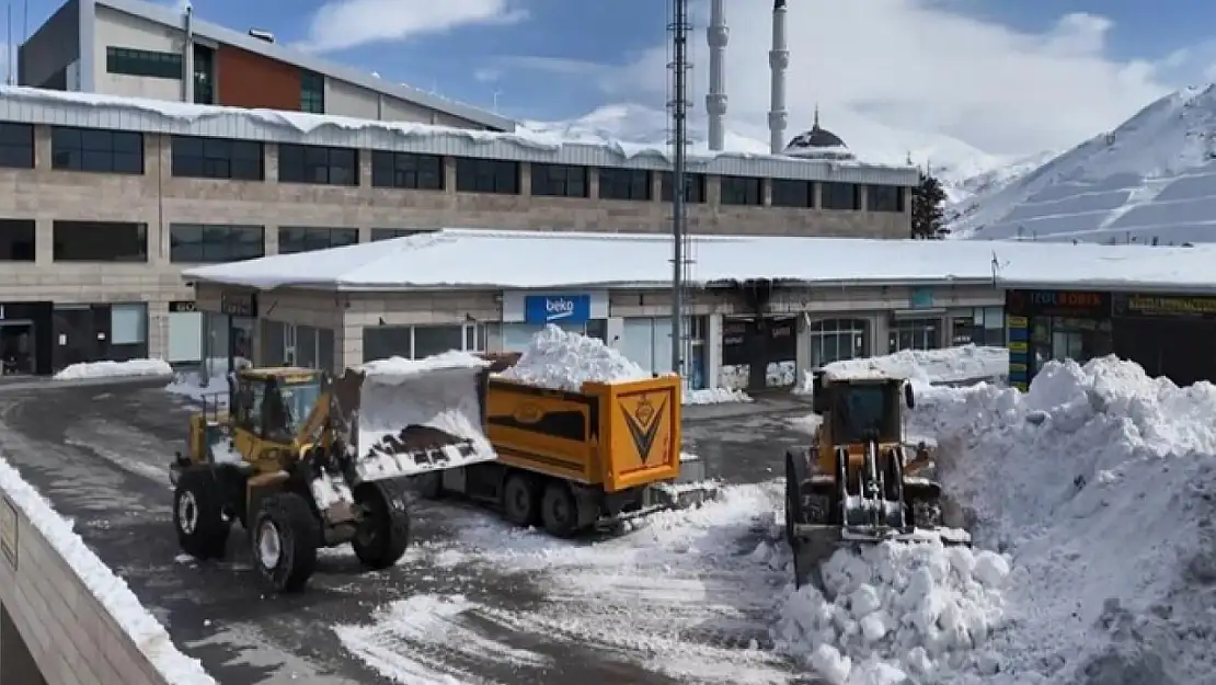 Kar yığınları kamyonlarla taşınıyor