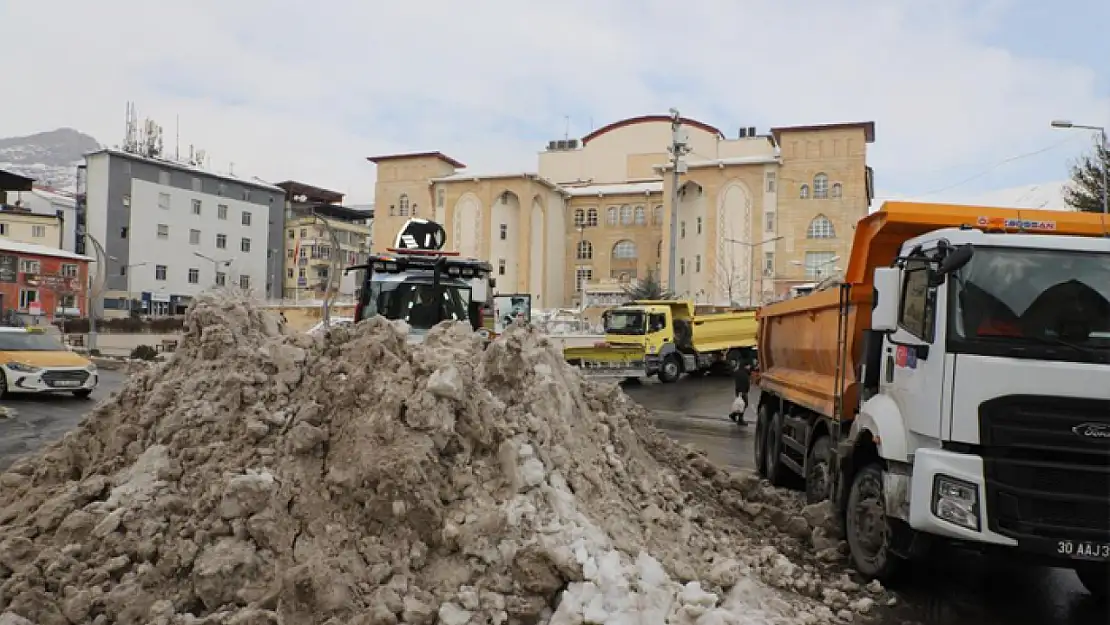 Kar yığınları şehir dışına çıkarıldı