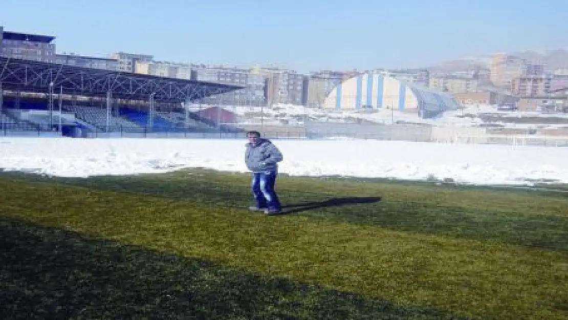 Futbol müsabakası kar engeline takıldı