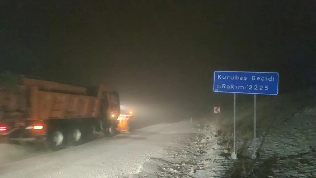 Karabet Geçidi kar ve tipi nedeniyle trafiğe kapatıldı