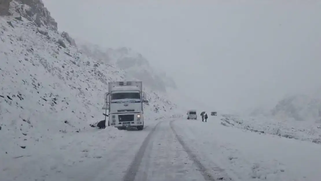 Karabet Geçidi'nde kar yağışı