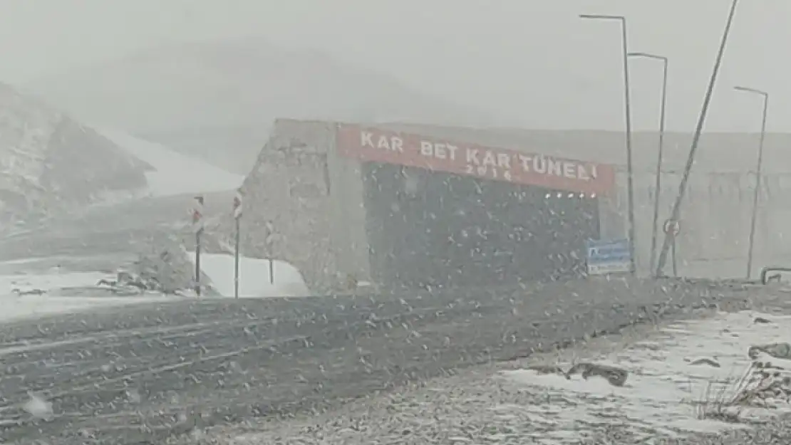 Karabet Geçidi'nde lapa lapa kar yağdı