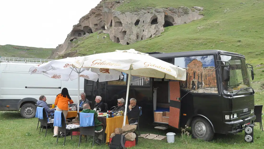 Karavanıyla hem turistleri gezdiriyor hem de yemek servisi hizmeti veriyor