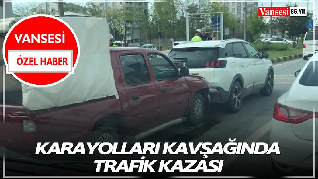 Karayolları kavşağında trafik kazası