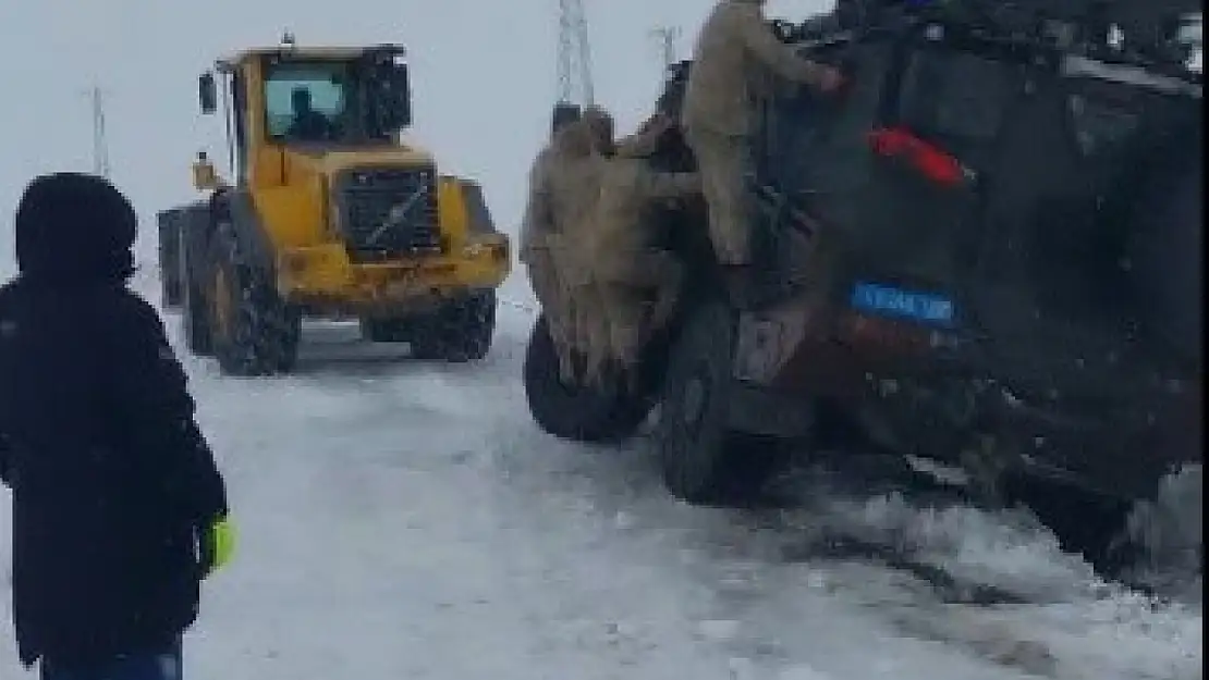 Karda kayan jandarma aracını özel idare ekipleri kurtardı