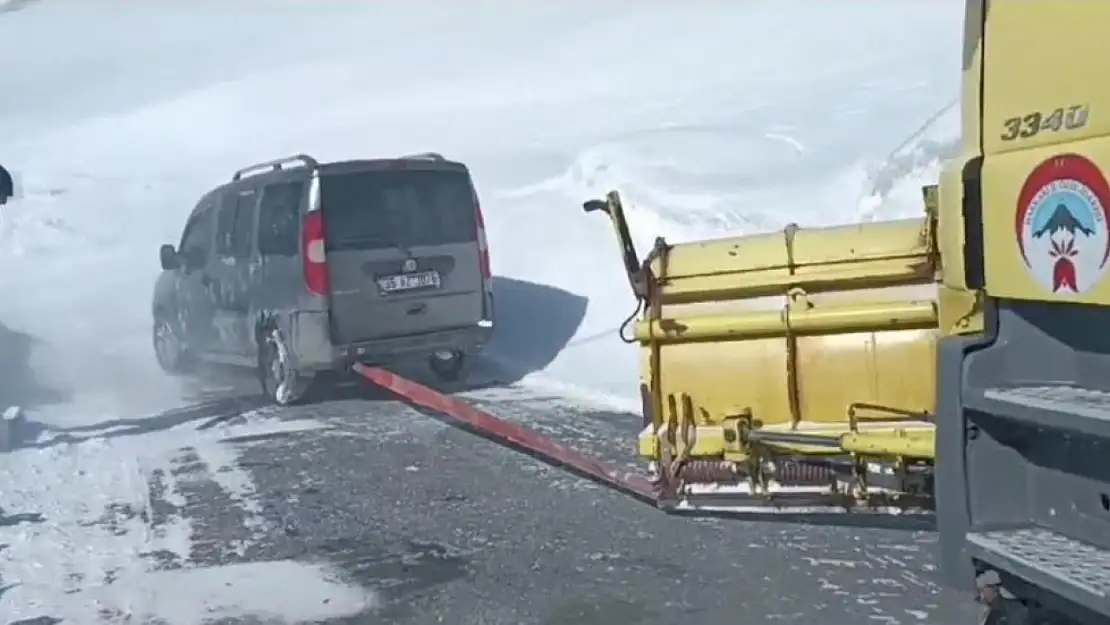 Karda mahsur kalan araç ve içindekiler kurtarıldı
