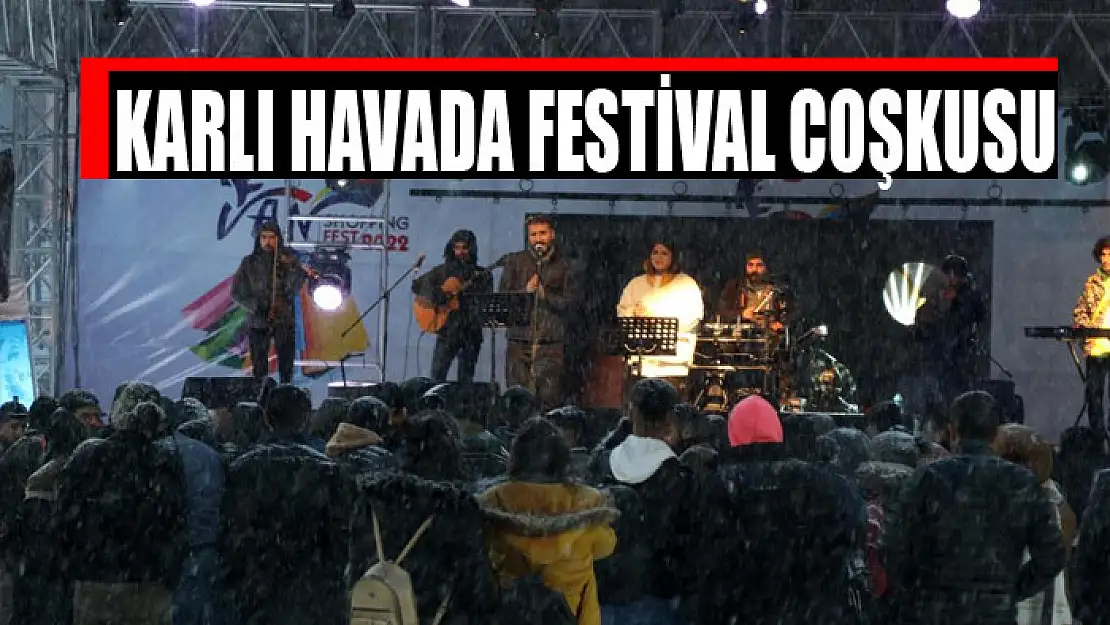 Karlı havada festival coşkusu