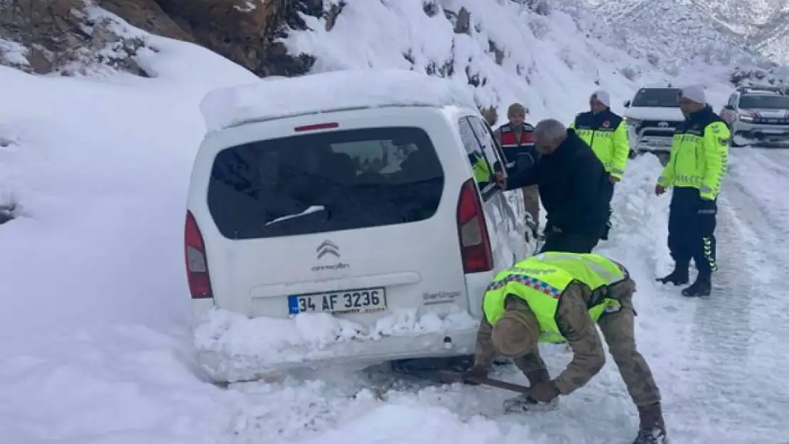 Karlı yolda mahsur kalan vatandaşların imdadına Mehmetçik yetişti