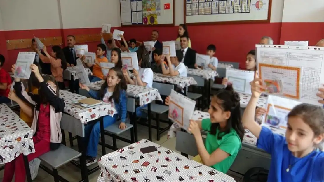 Karne heyecanı: 300 bin öğrenci yaz tatiline girdi