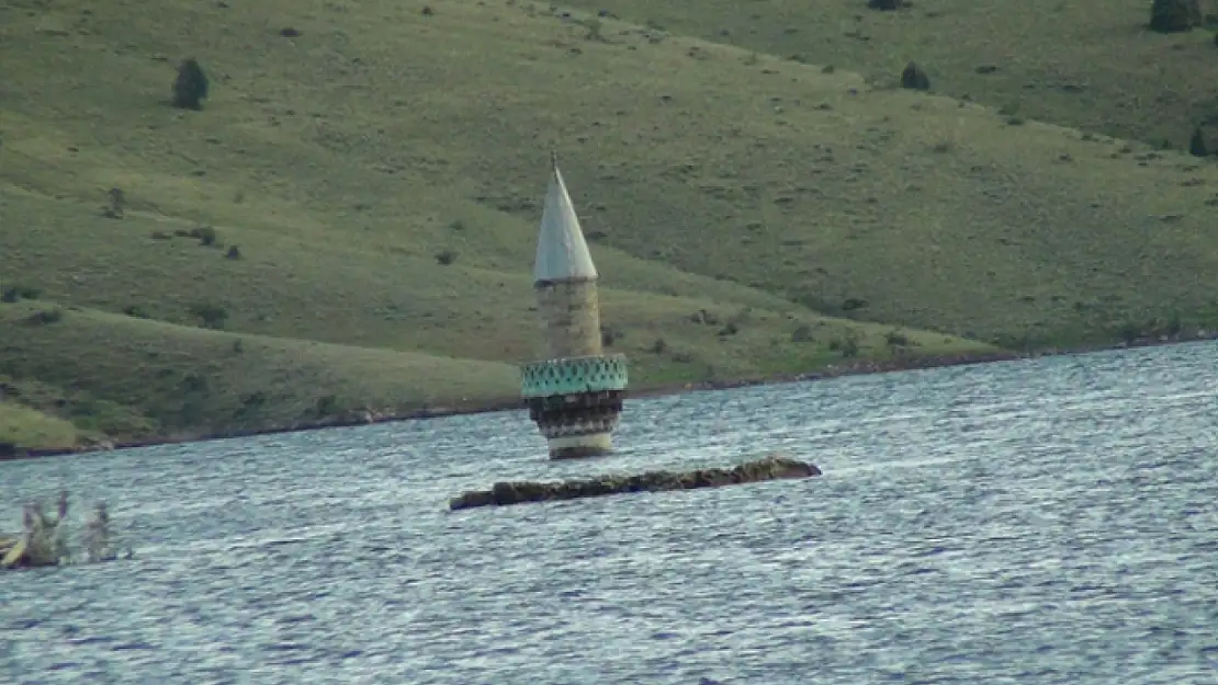 Kars'ta köy sular altında, minare dışarıda kaldı