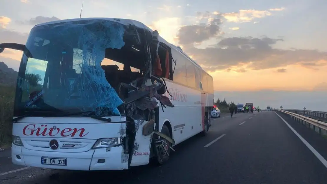 Karşı şeride geçen tır otobüsle kafa kafaya çarpıştı: 2 ölü, 6'sı ağır 20 yaralı