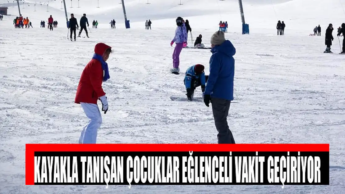 Kayakla tanışan çocuklar eğlenceli vakit geçiriyor