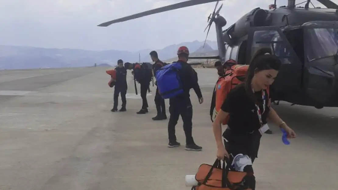 Kayalıklardan düşen genç, askeri helikopterle alındı
