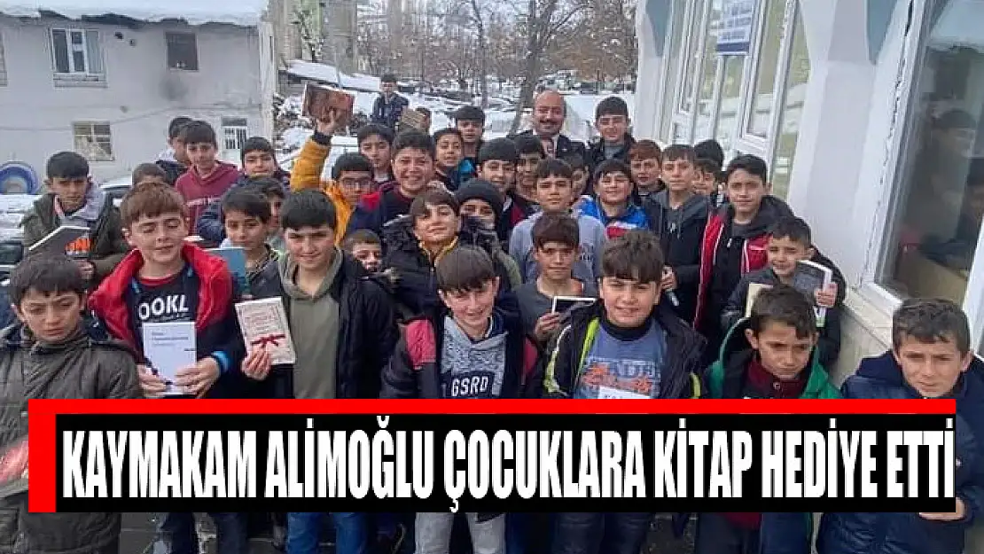 Kaymakam Alimoğlu çocuklara kitap hediye etti