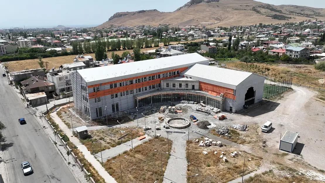 Kaymakam Aydın, İpekyolu İlçe Halk Kütüphanesi'ni inceledi