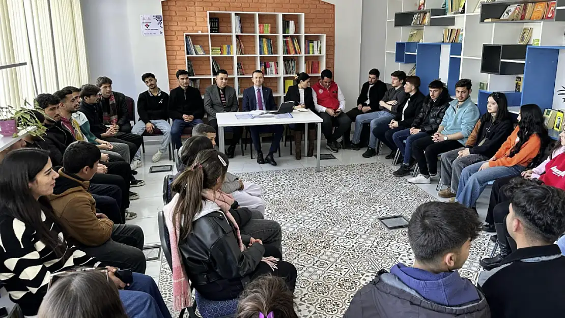 Kaymakam Bakan gençlerle buluştu