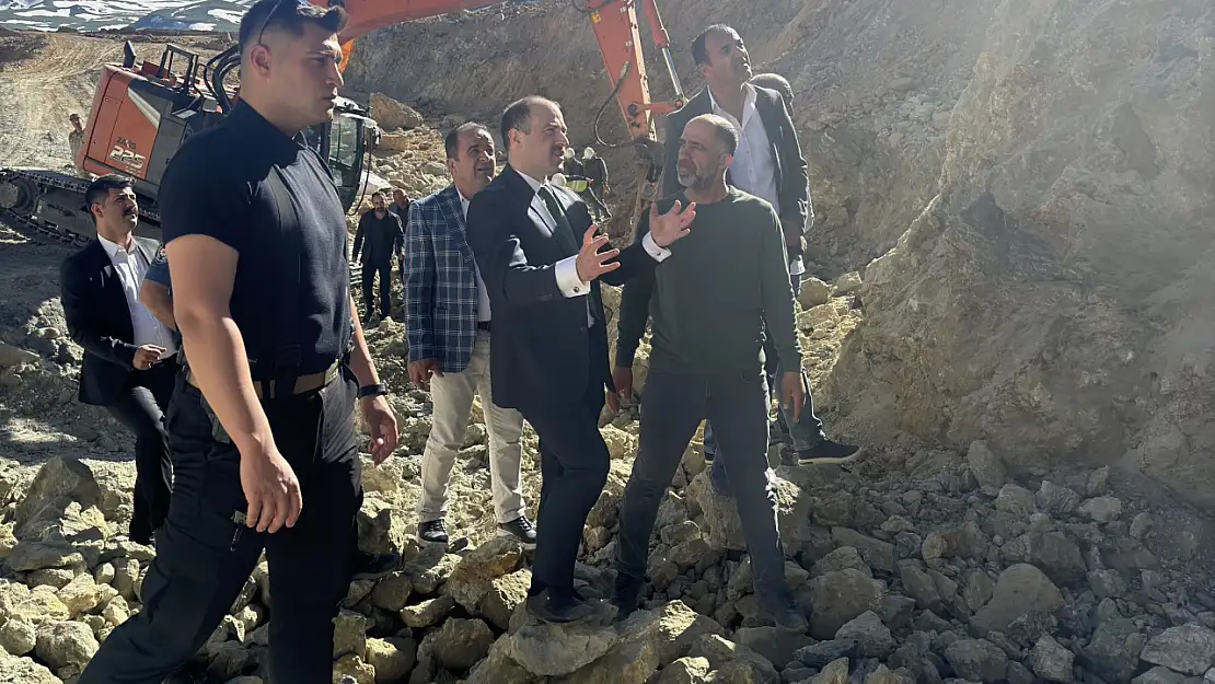Kaymakam Çelik, Başkale'deki maden ocağında incelemelerde bulundu