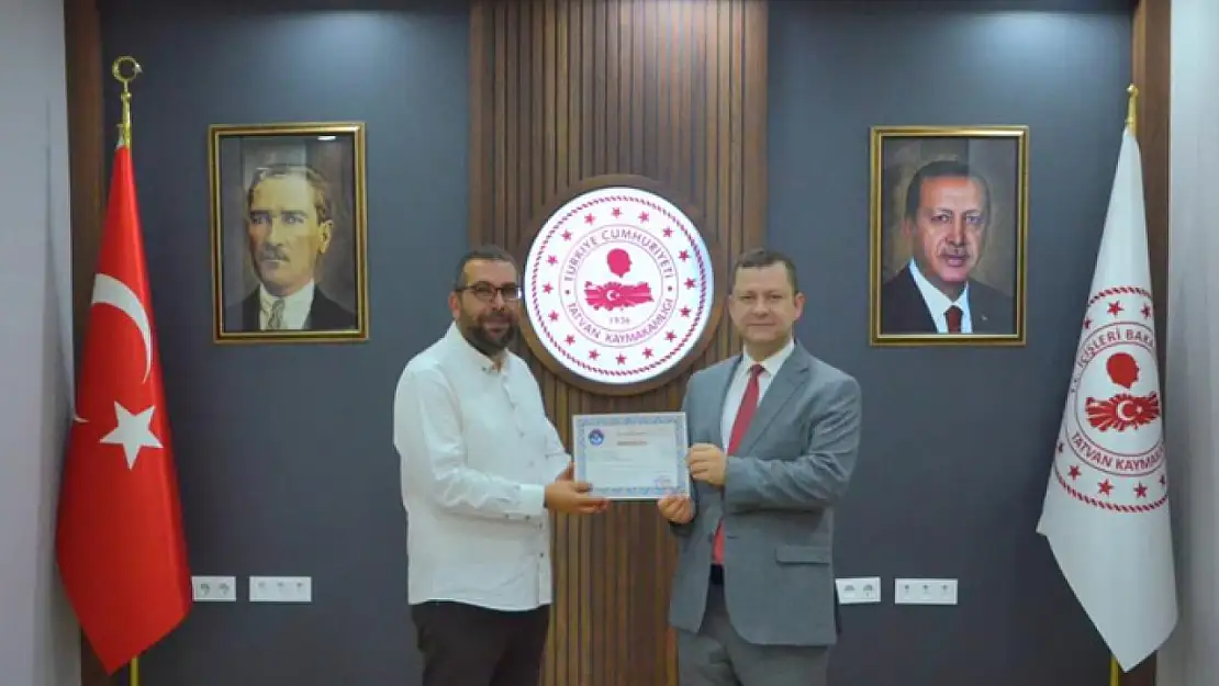 Kaymakam Demirer'den öğretmene başarı belgesi