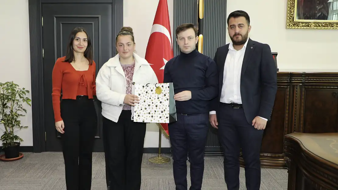 Kaymakam Erdoğan sınav birincisini ağırladı