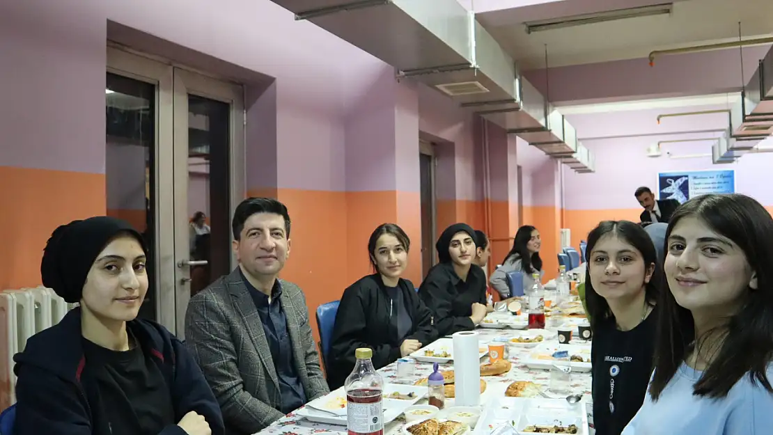 Kaymakam Gürdal öğrencilerle iftar programında buluştu