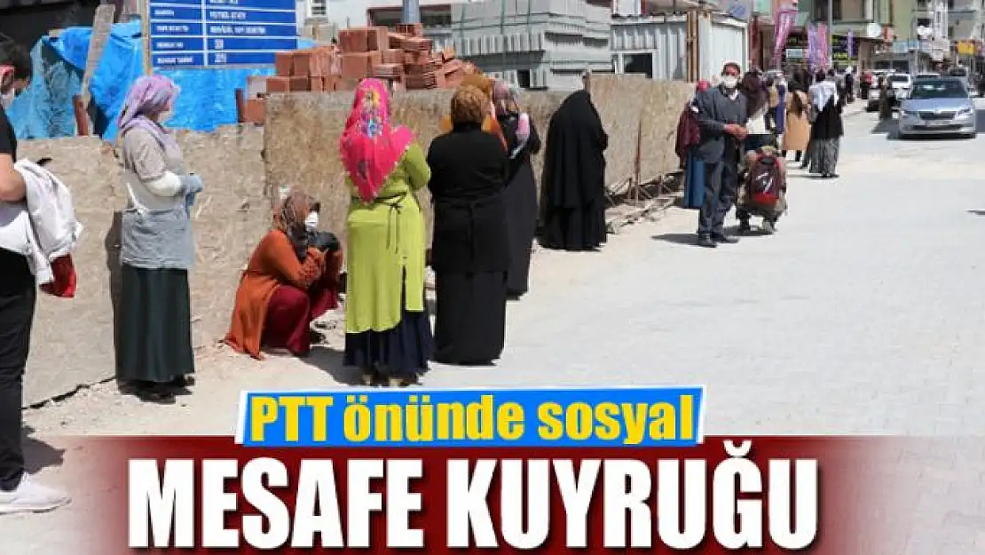 PTT önünde sosyal mesafe kuyruğu