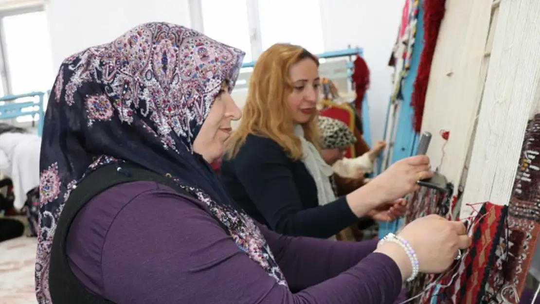 Kilimler kadınların eliyle sonraki nesillere aktarılıyor